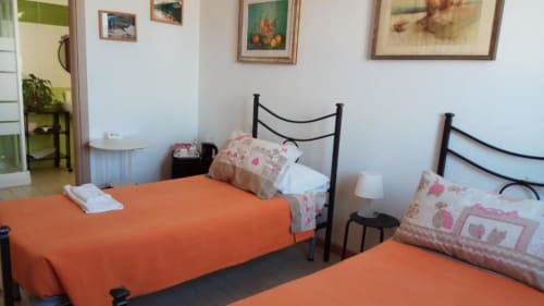 Dreibettzimmer mit 3 Einzelbetten, eigenem Bad, Wasserkocher und Minibar - B&B Pontemare in Collemarino, Ancona, Marche.