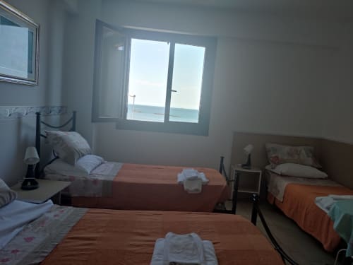 Triple room with private bathroom and shower. 3 single beds. Sea view - B&B Pontemare in Collemarino, Ancona, Marche.