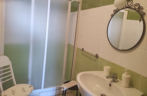 Doppelzimmer mit eigenem Bad mit Bidet, Dusche, Handtüchern, Waschbecken und Haartrockner - B&B Pontemare in Collemarino, Ancona, Marken.