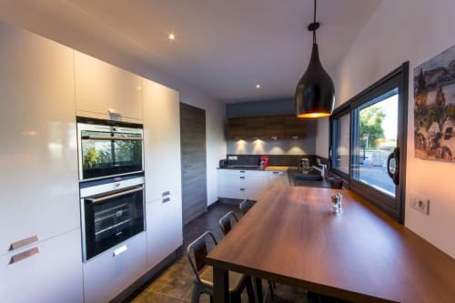 Cuisine design très bien équipée. Villa meublée les Catalons.