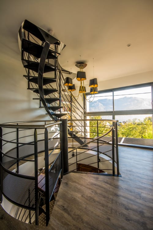 Escalier design vue lac Annecy. 