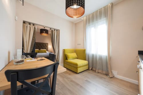 Appartamento moderno a Firenze con zona di lavoro, sedia gialla, letto a baldacchino e vista sulla città a Fortezza da Basso
