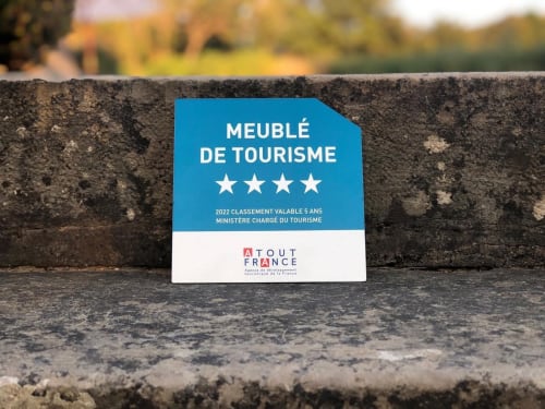 Plaque de certification touristique quatre étoiles du Prieuré Du Preux à Sépeaux Saint Romain, France