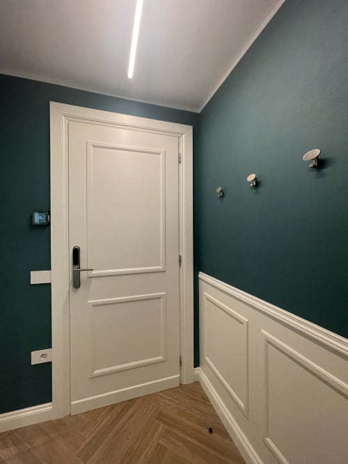 Elegant hallway in Apartment Edward at Covo del Pirata Venice with teal walls, white paneling, and modern fixtures