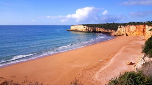 Praia de areia com falésias douradas em Armação de Pêra, Portugal - localização de Armação Beach Residences