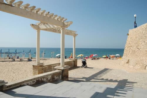 Pérgola à beira-mar em Armação Beach Residences com vista para o oceano, praia de areia e espreguiçadeiras em Armação de Pêra