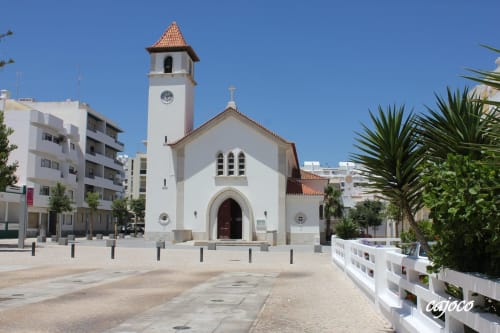 Igreja branca com telhado de barro em Armação de Pêra, Portugal, próximo às Residências Armação Beach