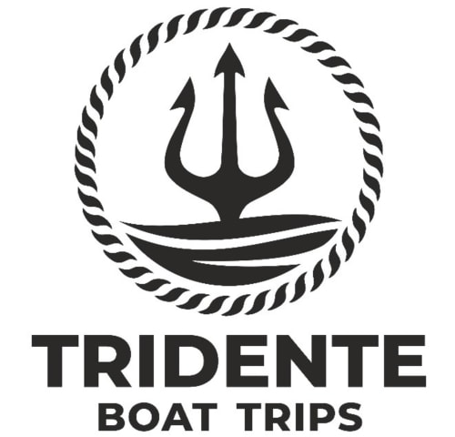 Logo Tridente Boat Trips com símbolo de tridente e círculo de corda, atividades aquáticas em Armação de Pêra