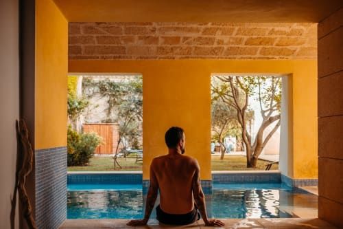 hombre disfrutando de la piscina del hotel can moragues