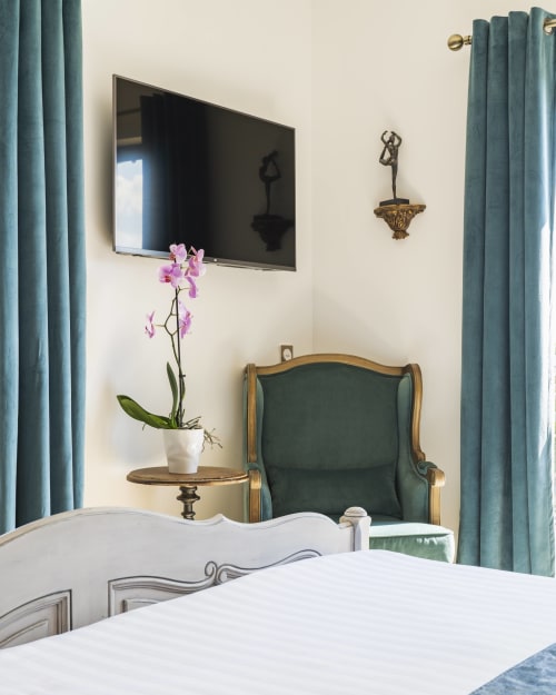 Hochwertige Möbel, die Komfort und Lebenskunst im Zen- und Slow-Life-Stil des eleganten Loup Castel vereinen