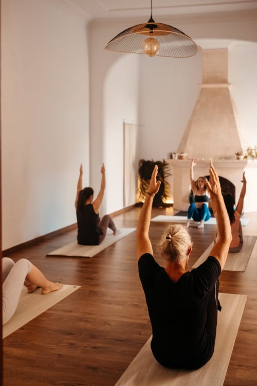 alumnas tomando clase de yoga en el hotel can moragues