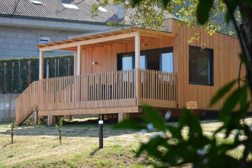 Cabaña moderna de madera con terraza en Cabañas Compostela, Santiago de Compostela