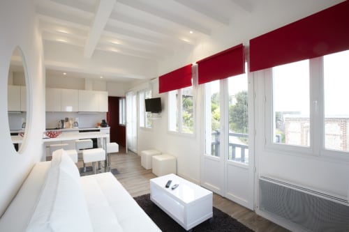 Salon lumineux du Gîte Gabrielle, décoré dans des tons modernes et chaleureux, avec vue sur la mer.