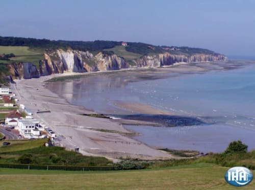 Vue aérienne de la plage de Pourville-sur-Mer, mettant en valeur son charme naturel et sa proximité avec le gîte.