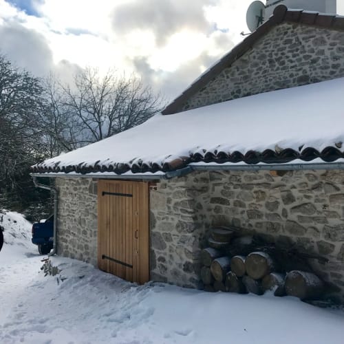 Maison de la Fessille- le bûcher sous la neige-randonnée raquettes-Auvergne