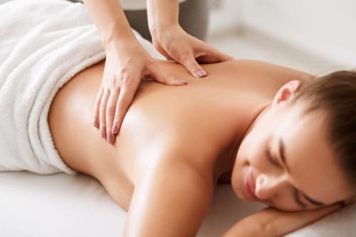 Massage professionnel du dos au spa Le Pavillon M à Grignan, France