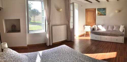 chambre d'hôtes lumineuse avec vue sur le jardin à Treize-Vents