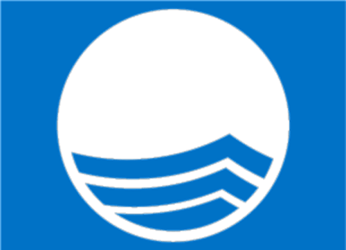 Logo Armação Beach Residences: círculo branco com design de onda azul em fundo azul