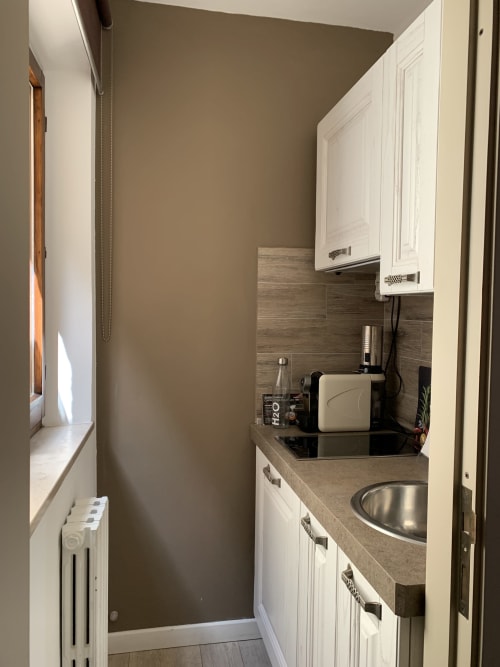Misteri d'Italia studio apartment in Urbino for 4 with double bed and sofa bed and equipped kitchen - near Casa Marzi in Pesaro, Marche.