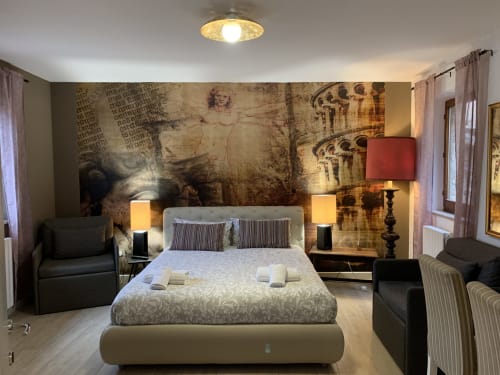 Misteri d'Italia studio apartment in Urbino for 4 with double bed and sofa bed, table and towels - near Casa Marzi in Pesaro, Marche