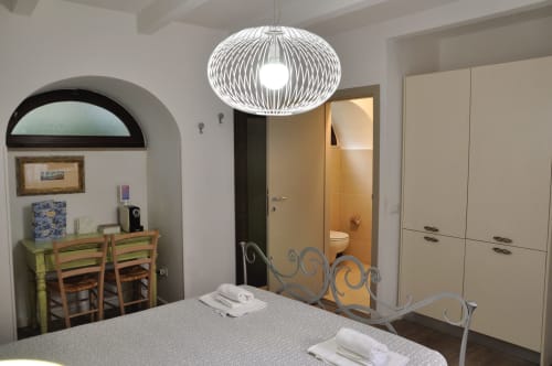 Otaksa studio in Urbino for 2 with double bed, table and kitchen - near Casa Marzi in Pesaro, Marche.