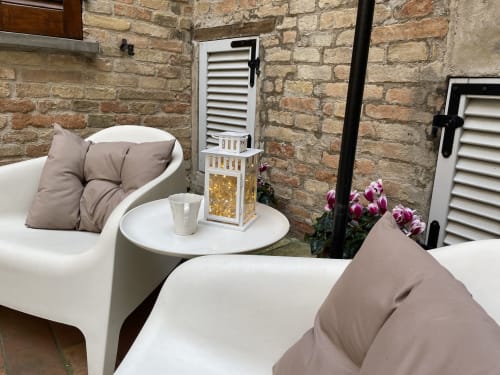 Esterno struttura B&B Albornoz a Urbino in estate, presenti 3 monolocali - vicino Casa Marzi a Pesaro, Marche.