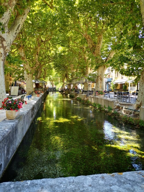 La petite Venise Gardoise à proximité des Cascade de Sautadet, GOUDARGUES est situé à 1 heure des Chambres d'hôtes les Figues.