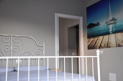 Camera matrimoniale a Casa Marzi, alloggio per 4 vicino al mare, a Pesaro - vicino a B&B Albornoz a Urbino, Marche.