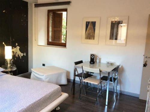 Monolocale You and Me per 3 con letto matrimoniale e divano letto, cucina e bagno - B&B Albornoz a Urbino, Marche, vicino Casa Marzi a Pesaro.