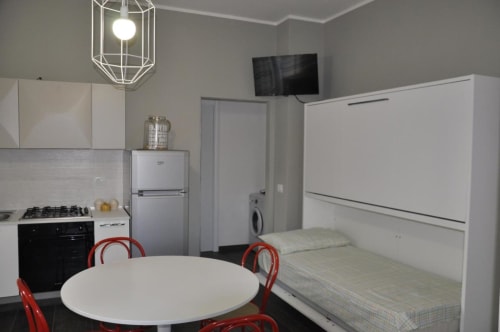 Cucina e letto a castello a Casa Marzi, alloggio per 4 vicino al mare, a Pesaro - vicino a B&B Albornoz a Urbino, Marche.