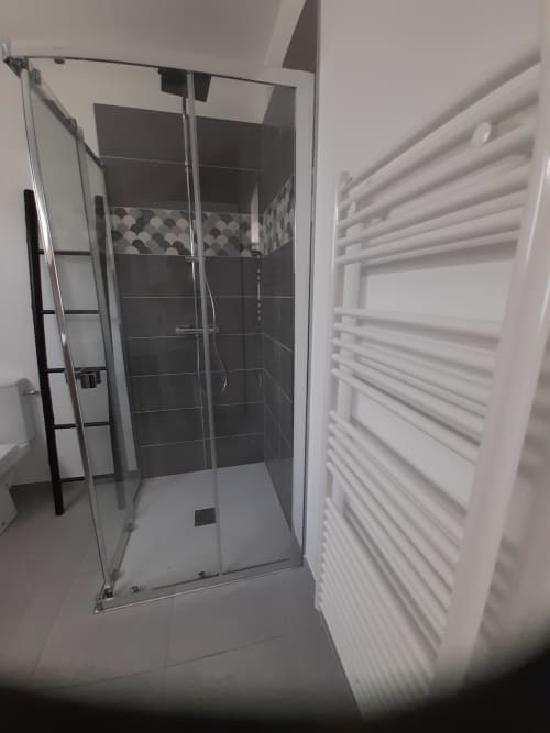 coin douche avec sèche serviettes