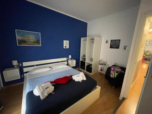 Camera Blu presso AD Trastevere Guest House Roma con letto, armadio e pareti bianche