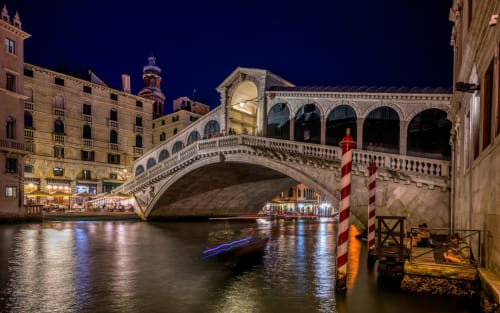 Rialto Bridge at night in Venice, Italy near Covo del Pirata bed and breakfast