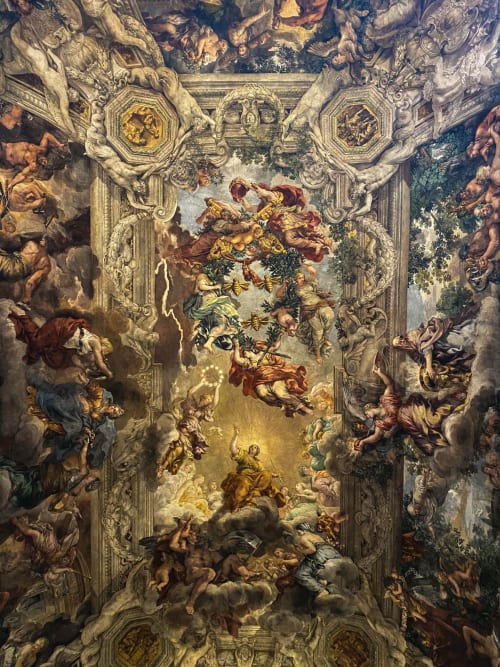 Sfarzoso affresco barocco con cherubini e motivi floreali presso l'AD Trastevere Guest House di Roma