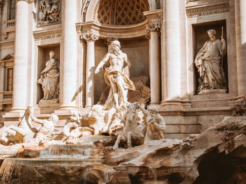 L'ensemble scultoreo barocco della Fontana di Trevi a Roma, vicino all'AD Trastevere Guest House