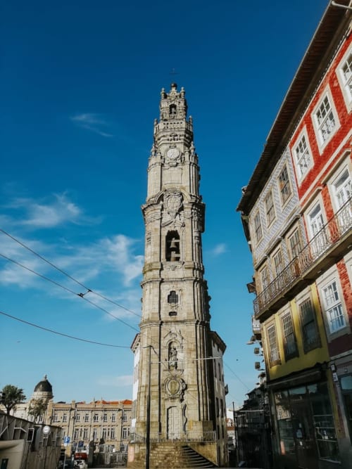 Quartos confortáveis e redecorados no centro de Porto.  Wi-fi gratuito.