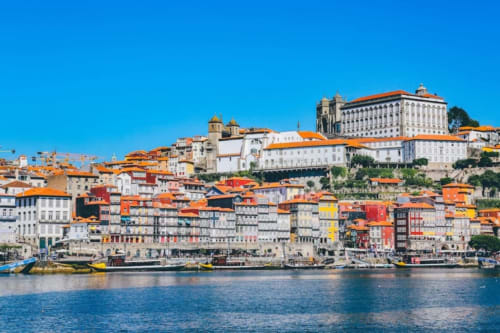 Quartos confortáveis e redecorados no centro de Porto.  Wi-fi gratuito.