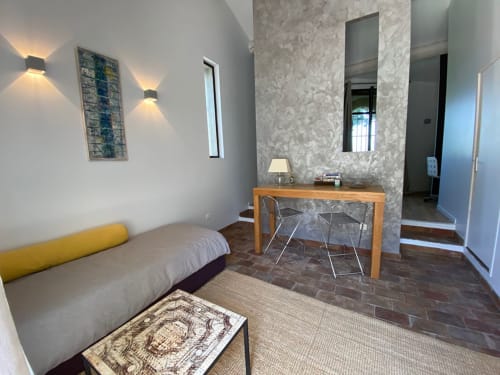 Chambre moderne à Campagne d'Albert Marseille avec bureau, lit et mobilier élégant