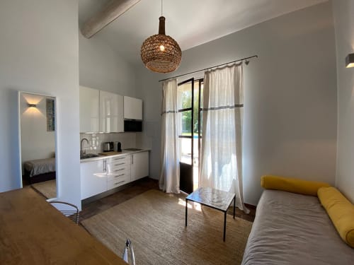 Studio moderne à la Campagne d'Albert à Marseille avec kitchenette, coin séjour et balcon vue piscine