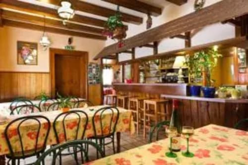 Salle à manger de la Résidence Soanska du Gérardmer avec nappes fleuries et mobilier en bois