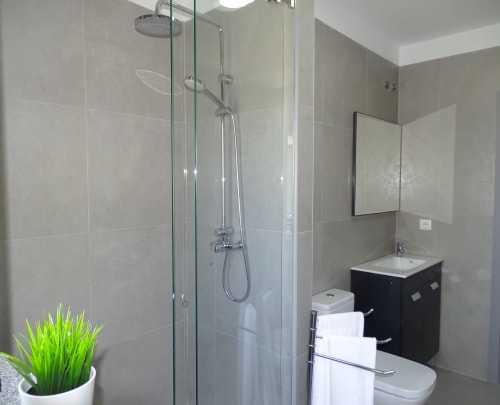 RS Porto Apartments -Alojamentos totalmente equipados- casa de banho privada com duche e secador de cabelo. 
