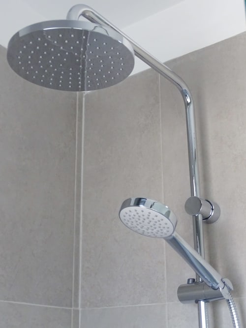 RS Porto Apartments -Alojamentos totalmente equipados- casa de banho privada com duche e secador de cabelo. 
