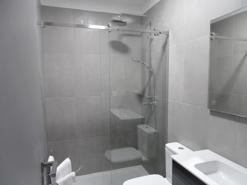 RS Porto Apartments -Alojamentos totalmente equipados- casa de banho privada com duche e secador de cabelo. 
