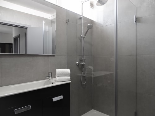 RS Porto Apartments -Alojamentos totalmente equipados- casa de banho privada com duche e secador de cabelo. 
