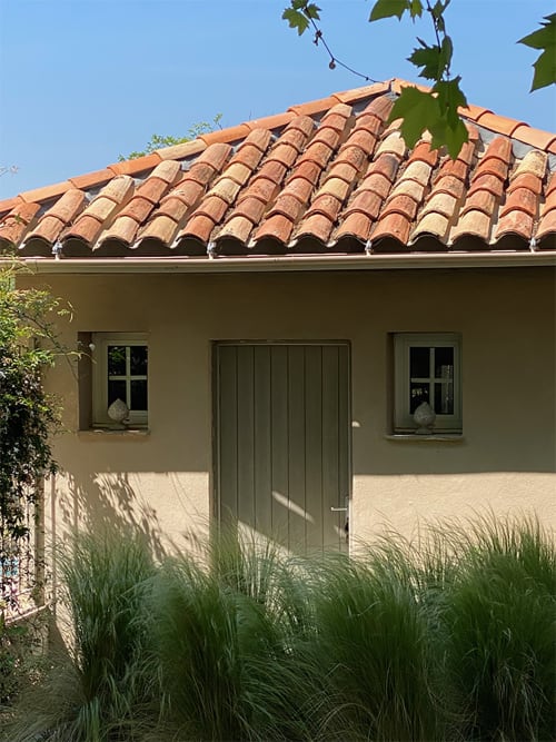 Charmante maison d'hôtes Campagne d'Albert à Marseille avec toiture en terre cuite, façade crème et vue sur jardin méditerranéen