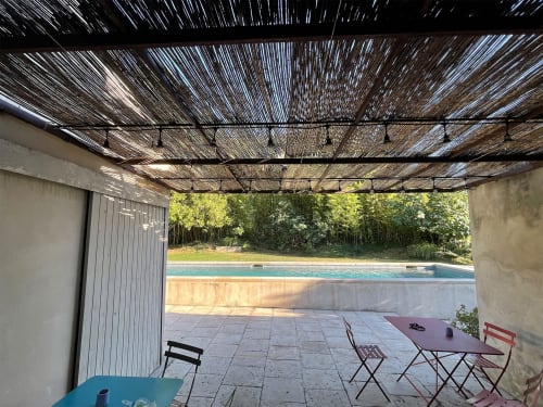 Patio ombragé avec vue sur la piscine à Campagne d'Albert, chambre d'hôtes à Marseille