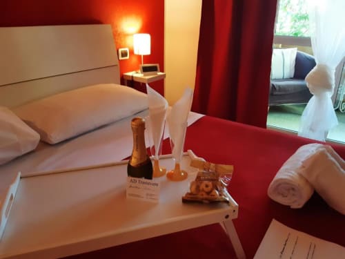 Lussuosa Camera Rossa presso AD Trastevere Guest House a Roma con champagne, amenità di benvenuto e vista sulla città