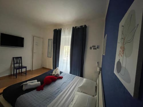 Camera Blu presso AD Trastevere Guest House, Roma - camera da letto con vista sulla città, letto, arredamento moderno