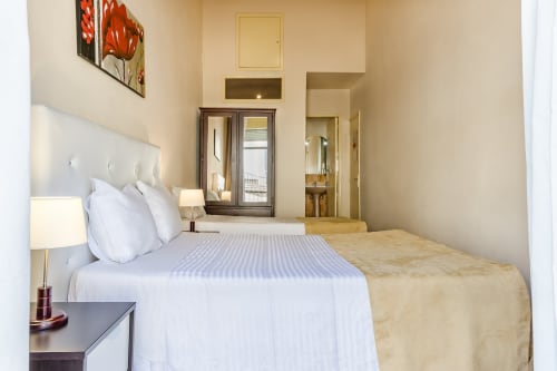Quartos confortáveis e redecorados no centro de Porto.  Wi-fi gratuito.