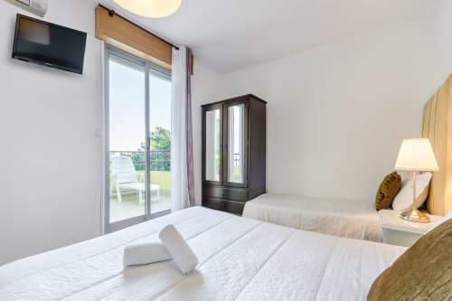 Quartos confortáveis e redecorados no centro de Porto.  Wi-fi gratuito.